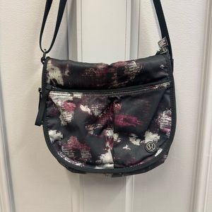 Lululemon Essentials crossbody expandable bag
